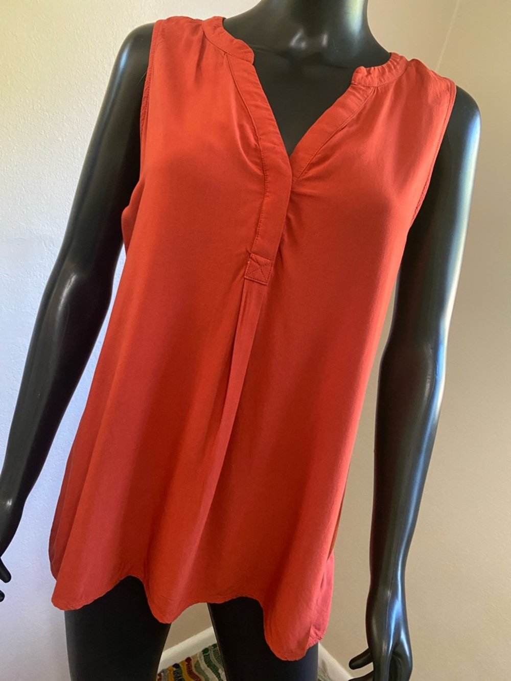 crown & ivy Sleeveless V-Neck Camisole in Rust Red